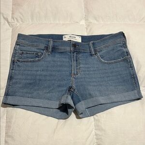 NWOT Hollister Medium Wash Low-Rise Shortie Shorts